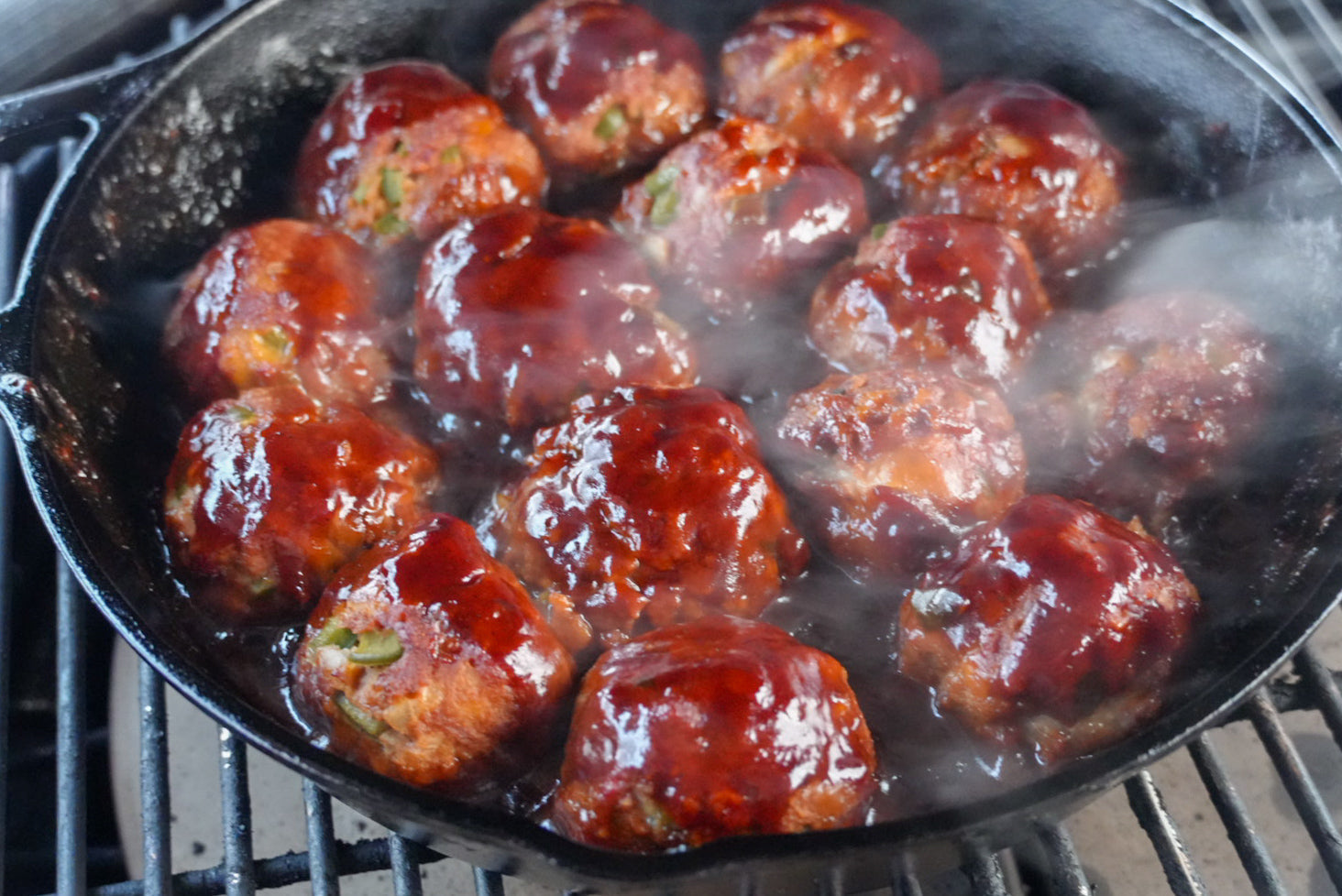 Albóndigas de venado ahumado rellenas de jalapeño