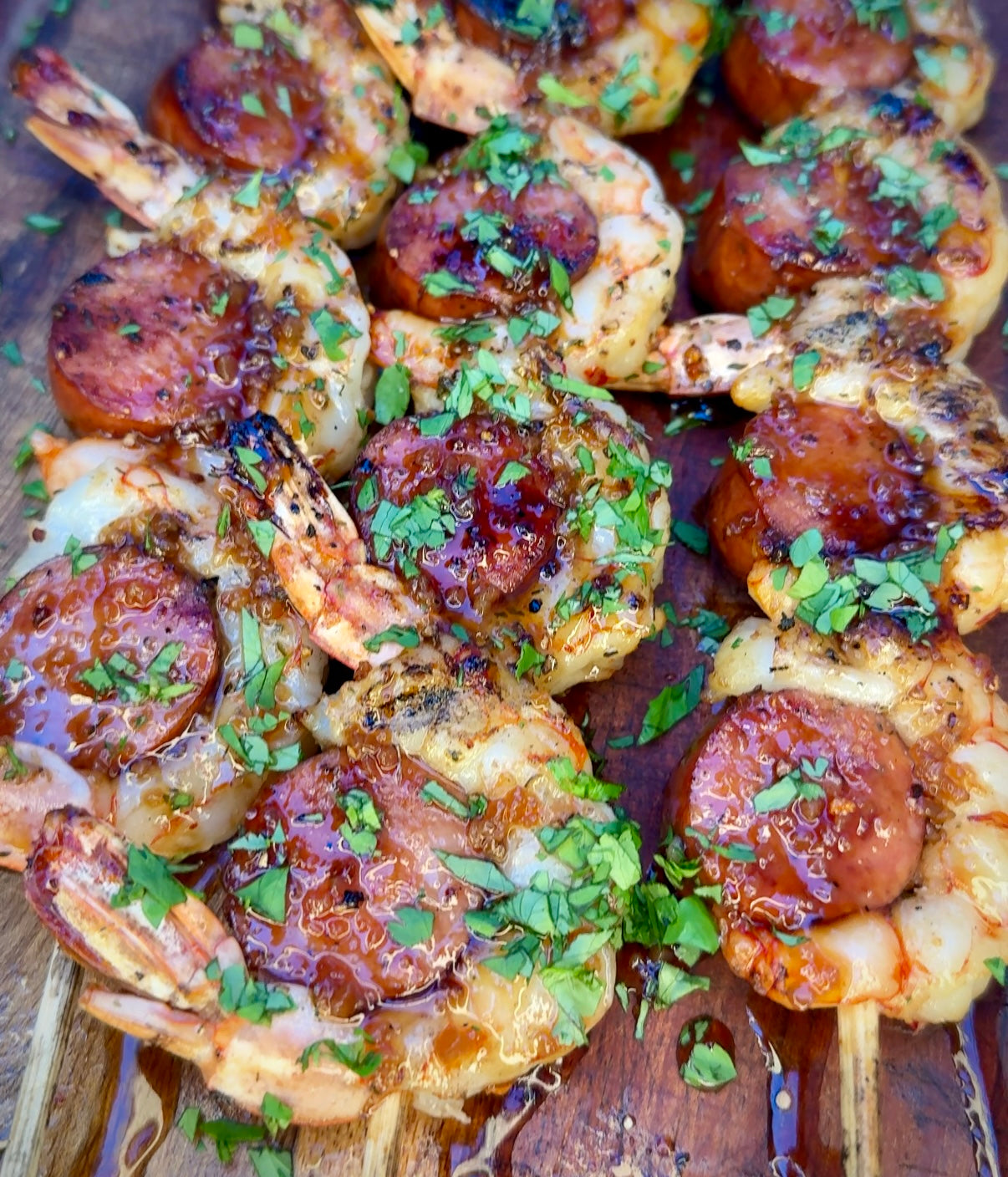 Brochetas de salchicha y gambas con glaseado de miel y ajo