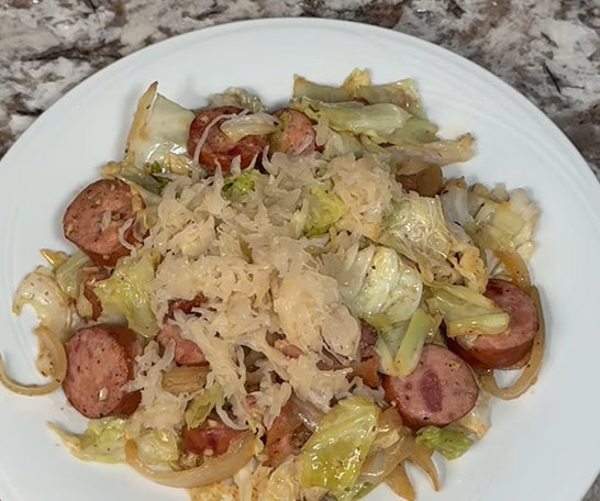 Salteado de col al estilo alemán con beicon y salchicha kielbasa