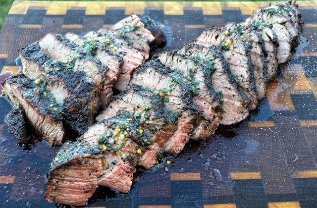 Tri-tip ahumado adobado con café y chimichurri de pimiento rojo