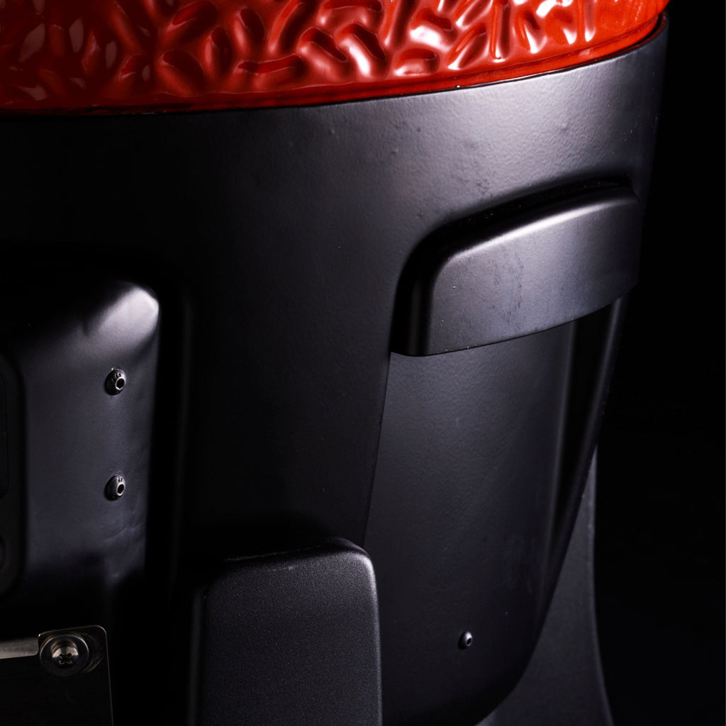 Built-in lifting handle on the side of the grill base